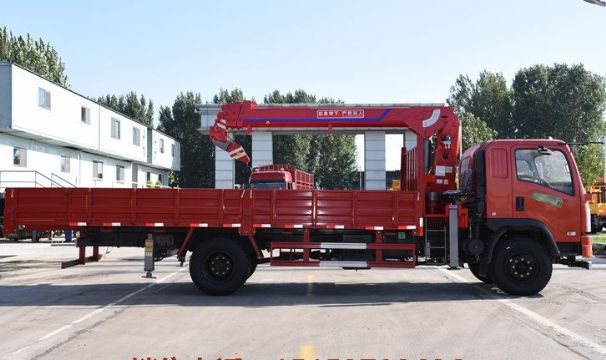 點擊查看詳細信息<br>標題：6.3噸東風160馬力隨車吊 閱讀次數(shù)：1609