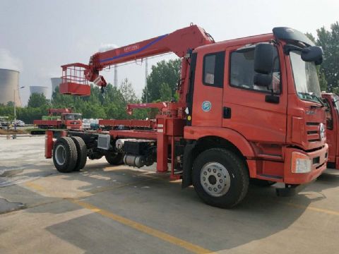 點(diǎn)擊查看詳細(xì)信息<br>標(biāo)題：6.3噸大運(yùn)隨車吊 閱讀次數(shù)：1586