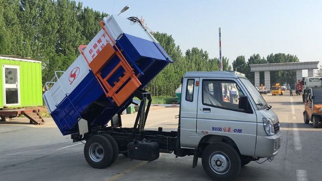 點擊查看詳細信息<br>標題：藍牌時風風菱垃圾車 閱讀次數(shù)：2088