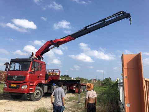 點擊查看詳細信息<br>標(biāo)題：30噸折臂吊 閱讀次數(shù)：2408